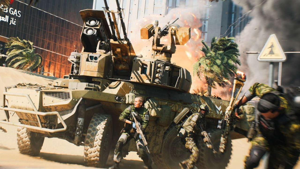 Battlefield 2042 - opancerzony samochód z żołnierzami obok na środku pola bitwy