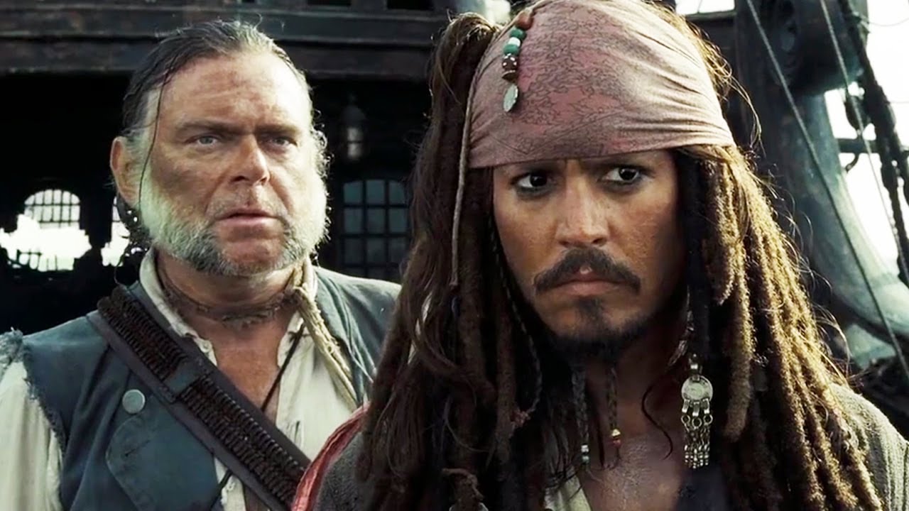 Kevin McNally jako pan Gibbs i Johnny Depp jako Jack Sparrow w filmie Piraci z Karaibów