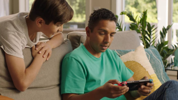Nintendo Switch - mężczyzna gra na konsoli, a dziecko patrzy - PG