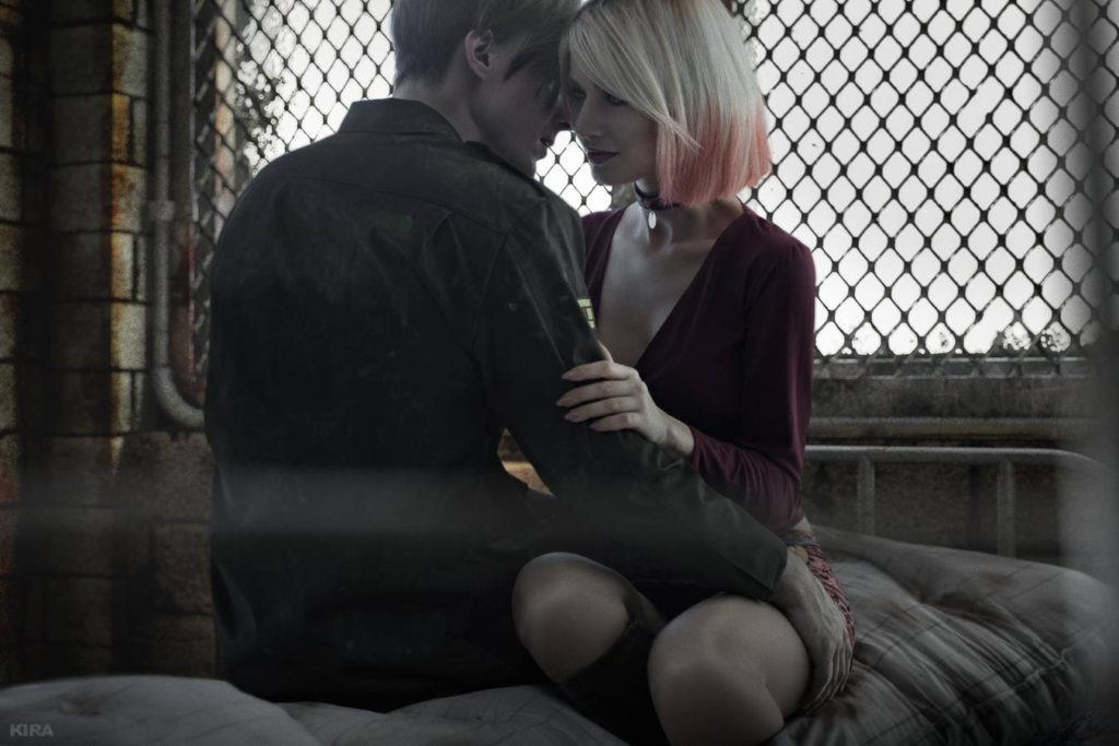 Silent Hill 2 Cosplay - James Sunderland i Maria obejmują się na łózku
