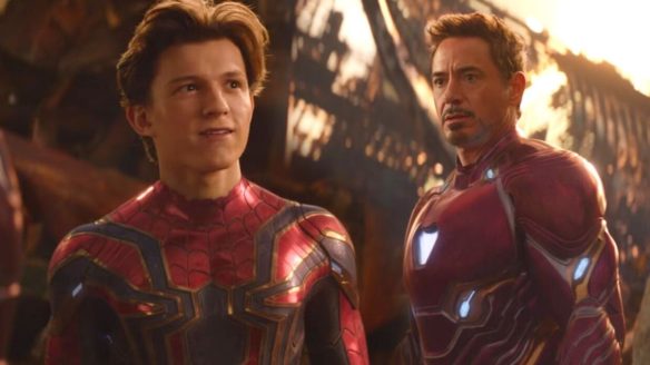 Iron Man (Robert Downey Jr) patrzy na Spider-Mana (Tom Holland) w filmie Avengers: Wojna bez granic