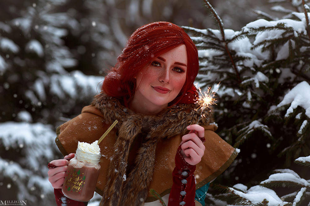 Cosplay - Wiedźmin 3 - święta - Triss w śniegu z gorącą czekoladą