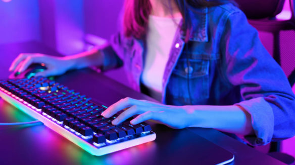 dziewczyna gra w gry wideo na komputerze - PG