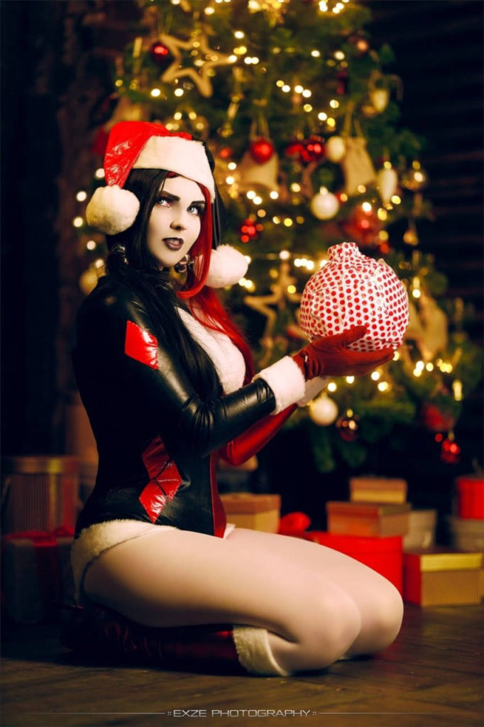 Harley Quinn - exze photography - modelka trzyma w rękach prezent