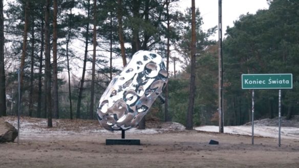 pomnik meteoru w miejscowości Koniec Świata jest elementem kampanii filmu Nie patrz w górę