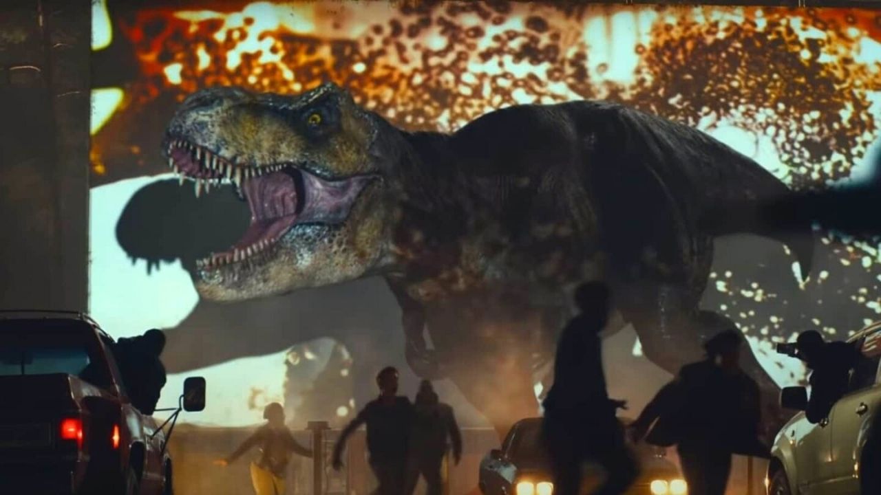 dinozaur atakuje kino samochodowe w filmie Jurassic World: Dominion