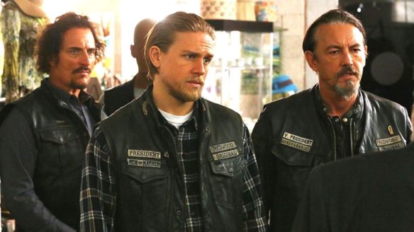 Kim Coates, Charlie Hunnam i Tommy Flanagan w serialu Synowie anarchii na Netflix
