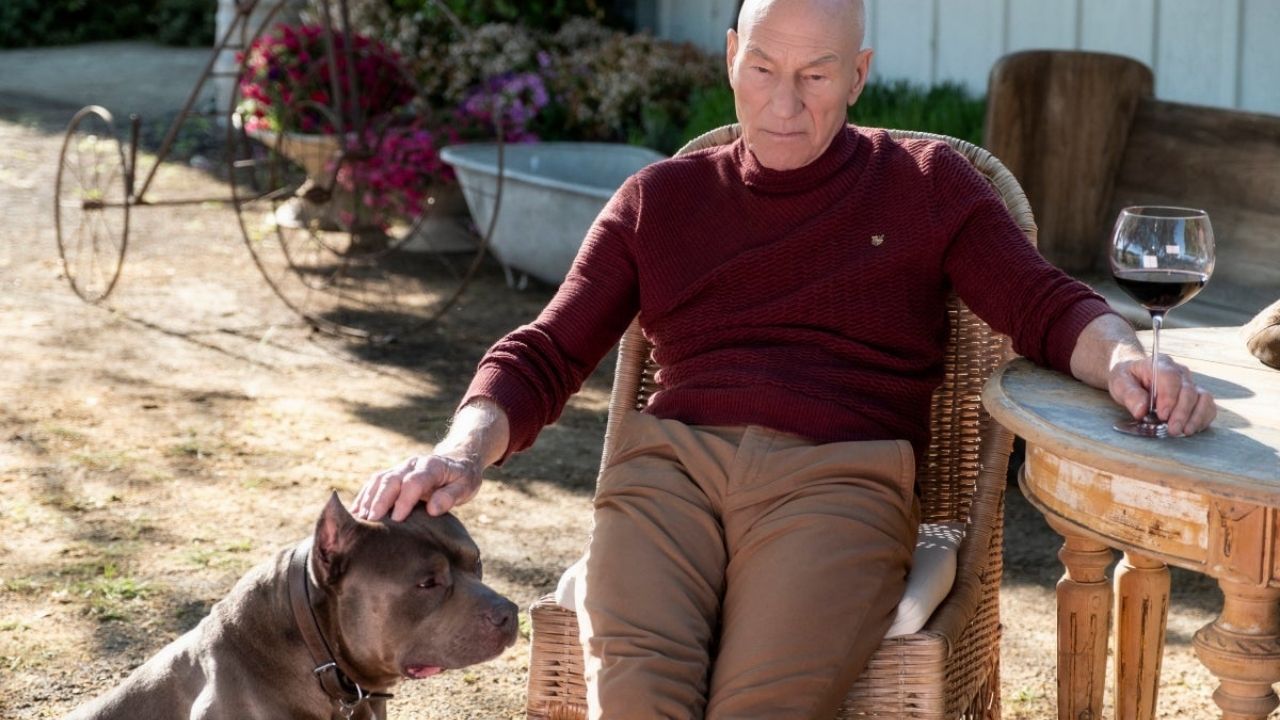 Patrick Stewart z pieskiem w serialu Star Trek: Picard