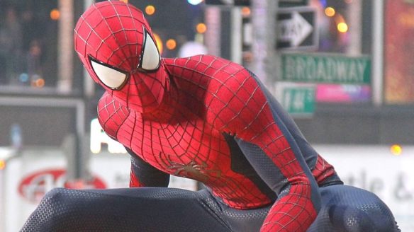 Andrew Garfield w kostiumie w filmie Niesamowity Spider-Man