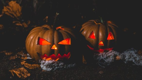 dwie podświetlone dynie wycięte jak na Halloween - najlepsze horrory XXI wieku