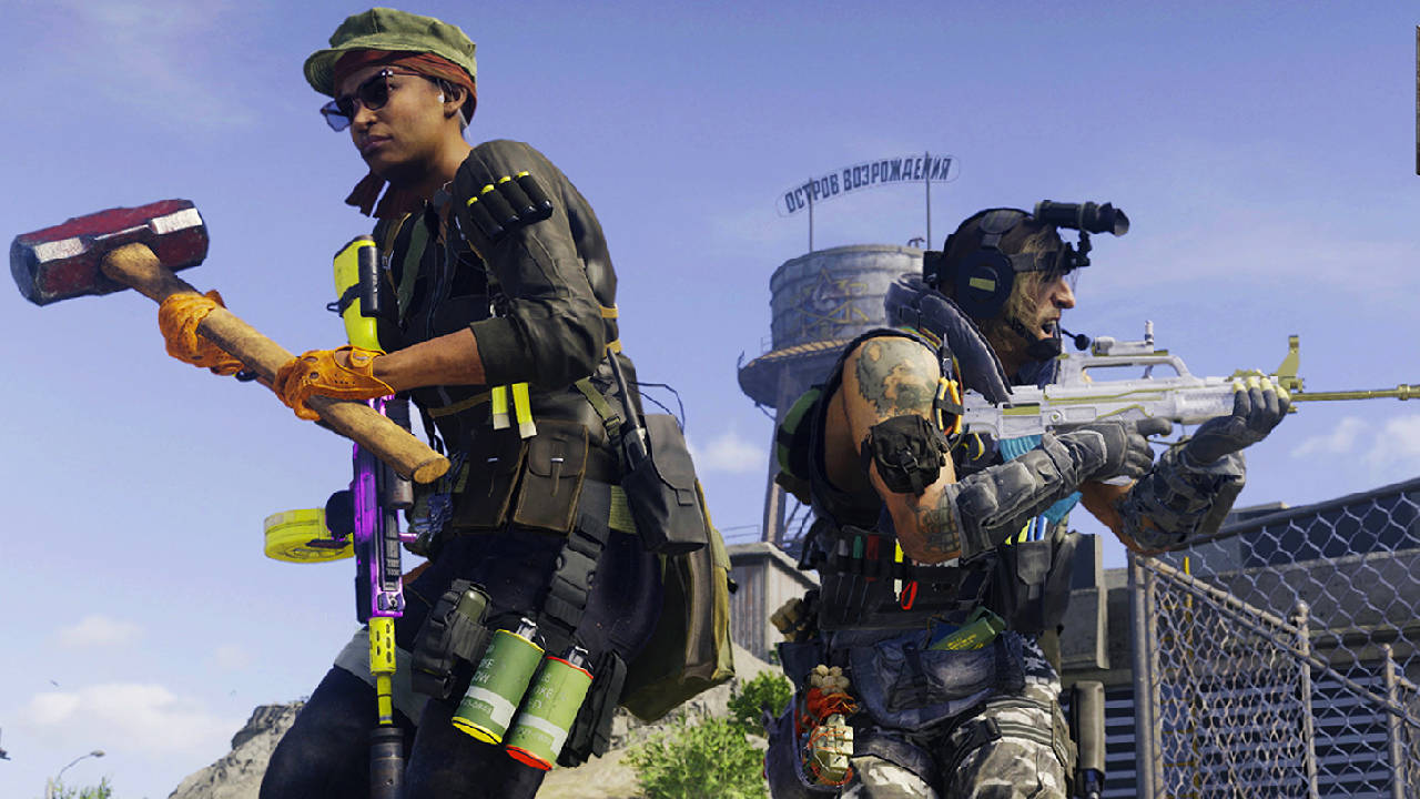 Call of Duty Warzone - żołnierz z karabinem i żołnierz z młotem wspierają się w walce