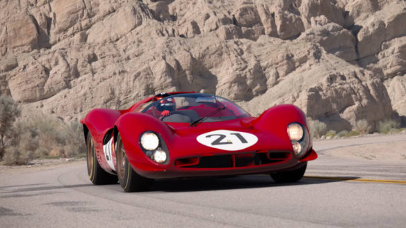 Gran Turismo 7 - czerwony sportowy samochód na tle skał