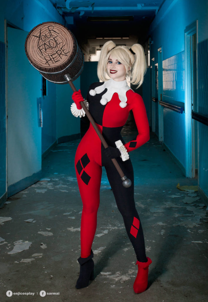 Cosplayerka przebrana za Harley Quinn stoi z ogromnym młotem