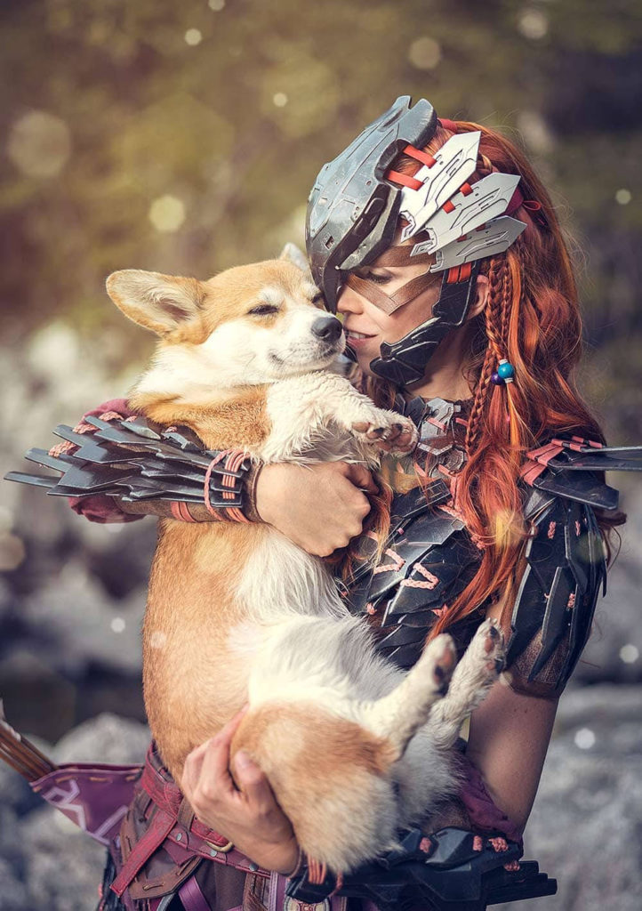 Horizon Forbidden West - Zero Dawn - Aloy trzyma pieska corgie