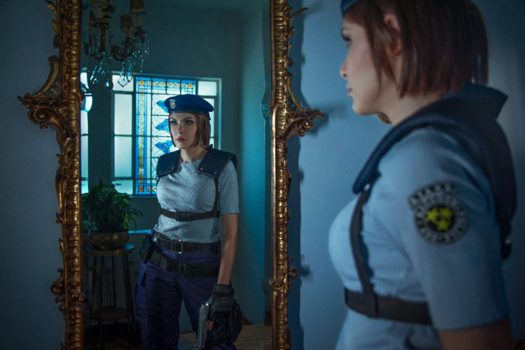 Jill Valentine cosplay - bohaterka przegląda się w lustrze