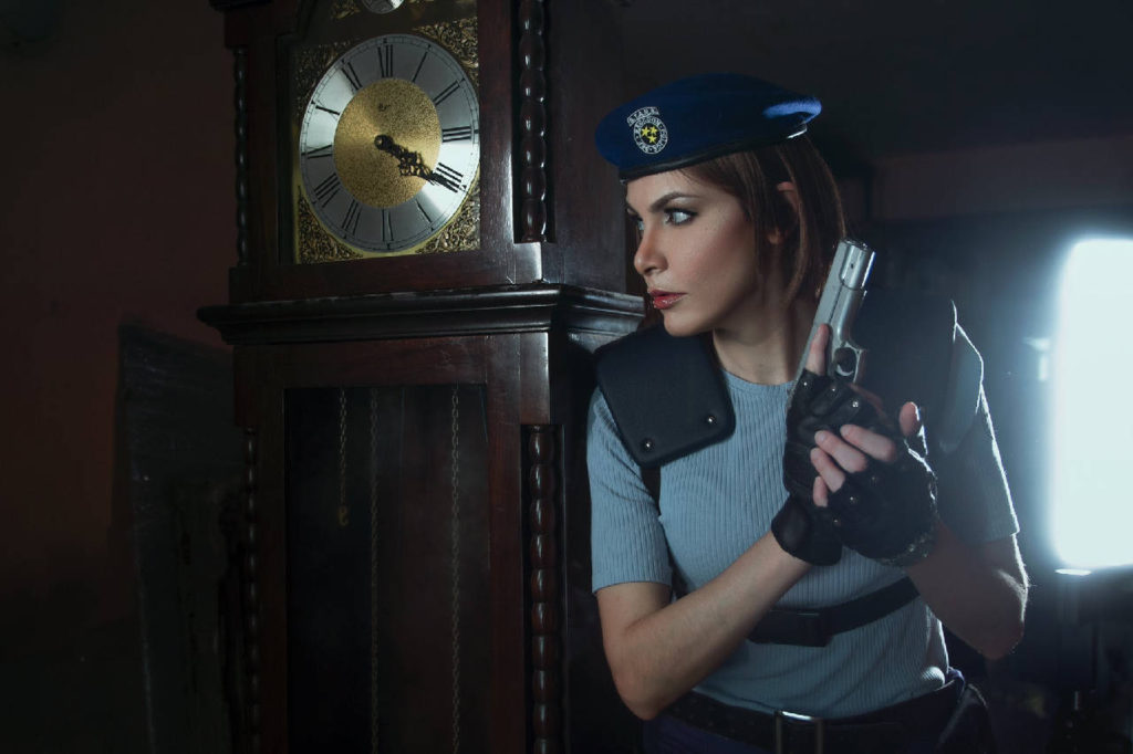 Resident Evil - Jill Valentine cosplay - bohaterka wychyla zza zegara