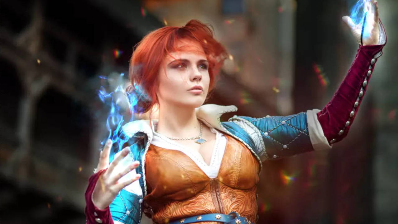 Wiedźmin 3 - cosplay - Triss używa niebieskiej magii, włosy lewitują w powietrzu