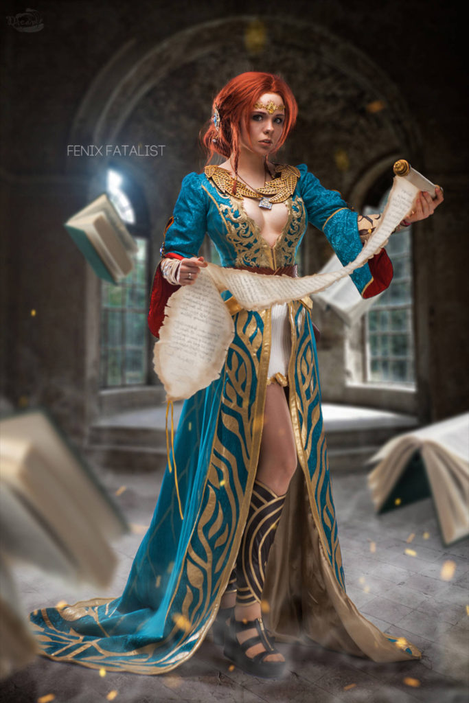 cosplay - Triss czyta magiczne zaklęcia z ksiąg i pergaminów, któe lewitują wokół niej. Ma ubraną przepiękną suknię