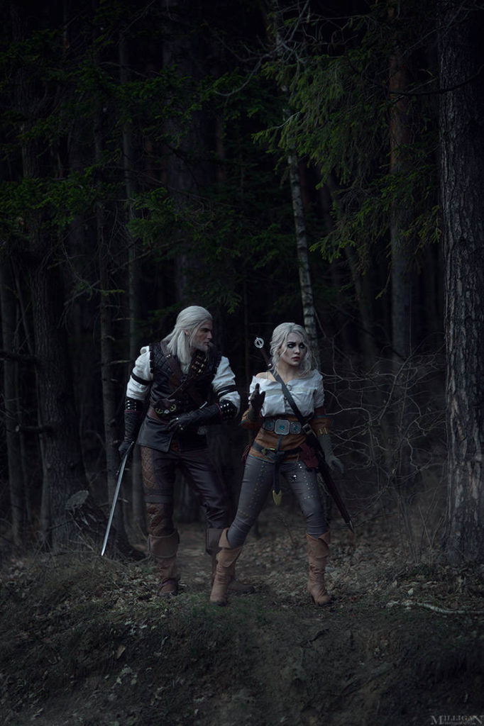 cosplay - Ciri i Geralt idą przez las w poszukiwaniu potwora ze zlecenia