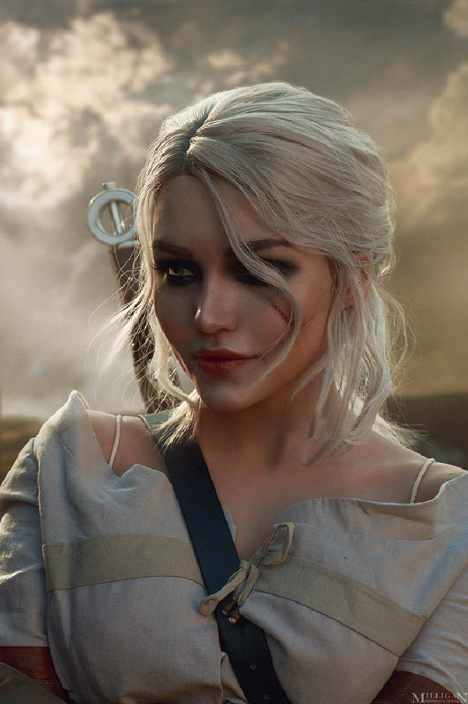 Wiedźmin 3 Dziki Gon - cosplay - Ciri wymownie uśmiecha się na tle nieba