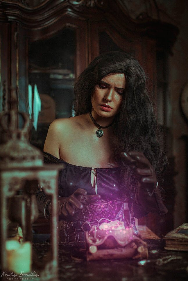 Wiedźmin 3 Dziki Gon - Mira Ladovira - Yennefer tworzy fioletową magię