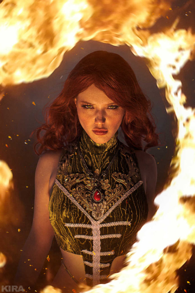 Wiedźmin 3 Dziki Gon - cosplay Triss Merigold, która włada ogniem (pionowy kadr z bliska)