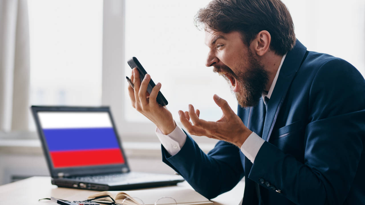 Rosja - sprzęt elektroniczny - zdenerwowany mężczyzna