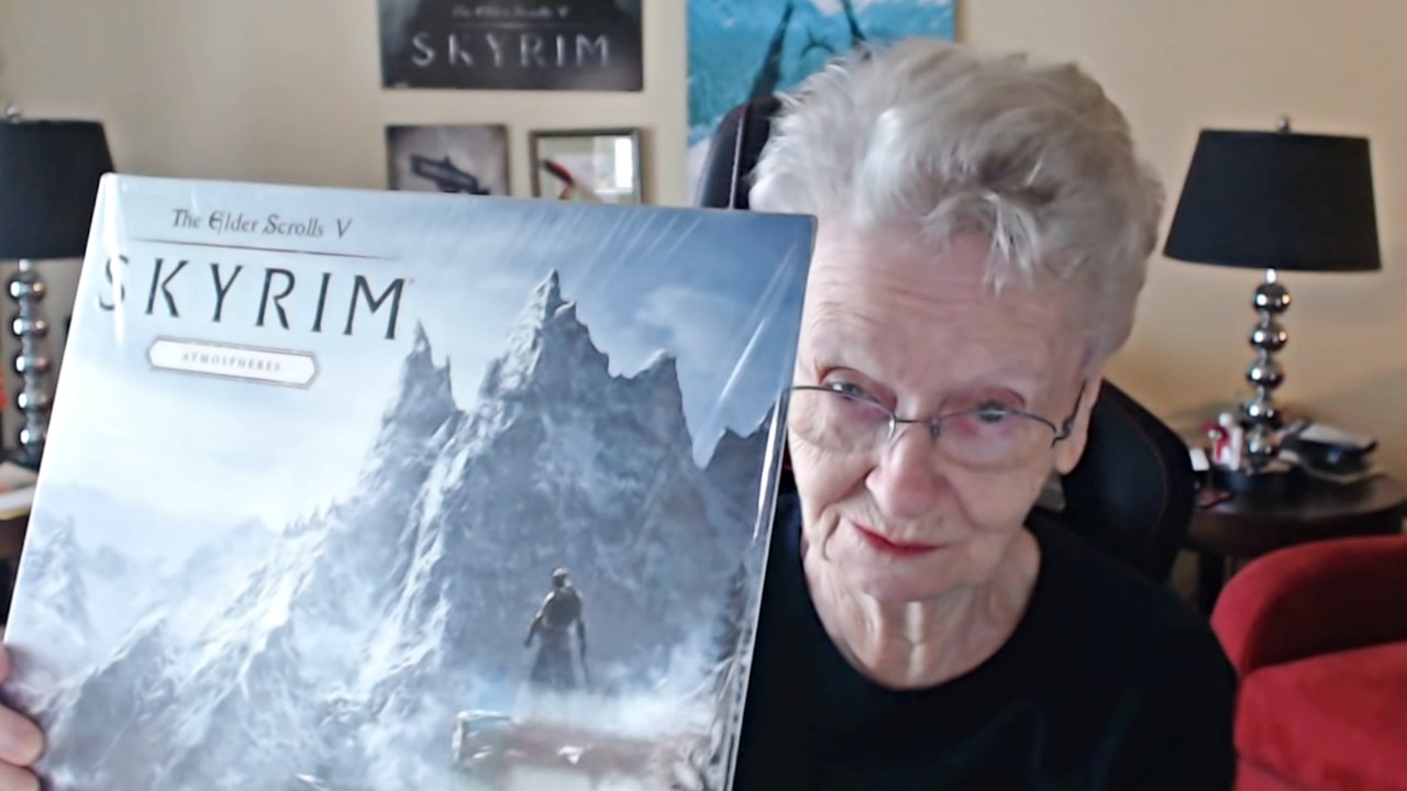 Skyrim - babcia pokazuje prezenty od twórców gry