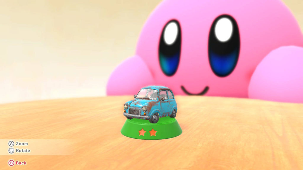 Kirby and the Forgotten Land - Kirby cieszy się figurką autka