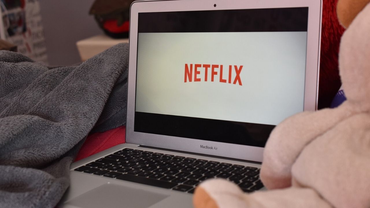 logo Netflix na laptopie