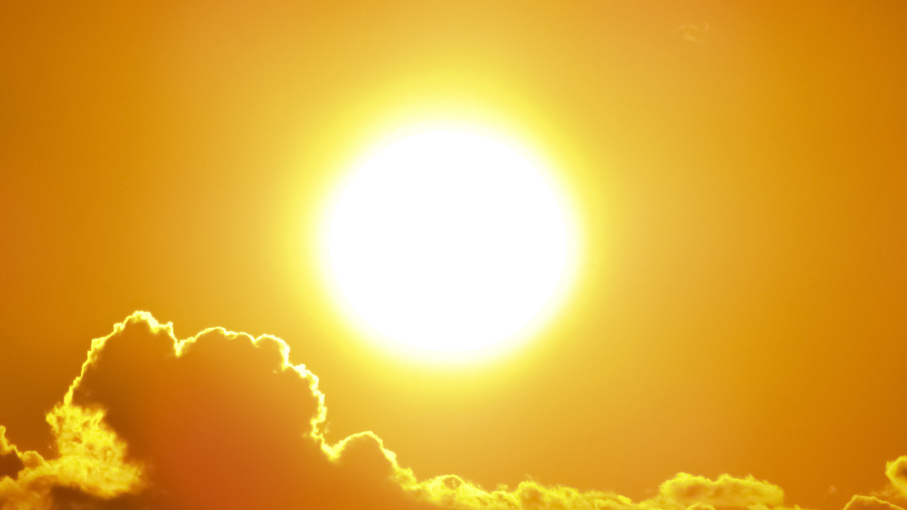pogoda na majówkę 2022 - słońce na pomarańczowym niebie