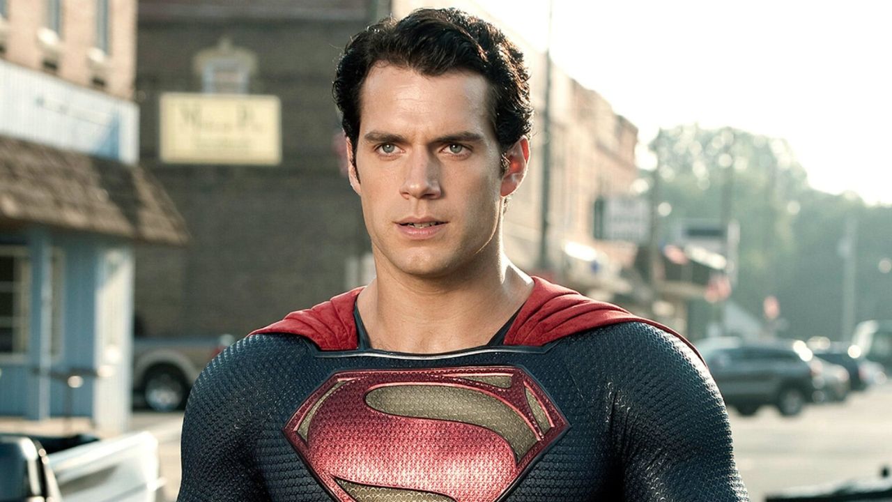Henry Cavill Superman - plotki sugerują, że aktor wróci do roli