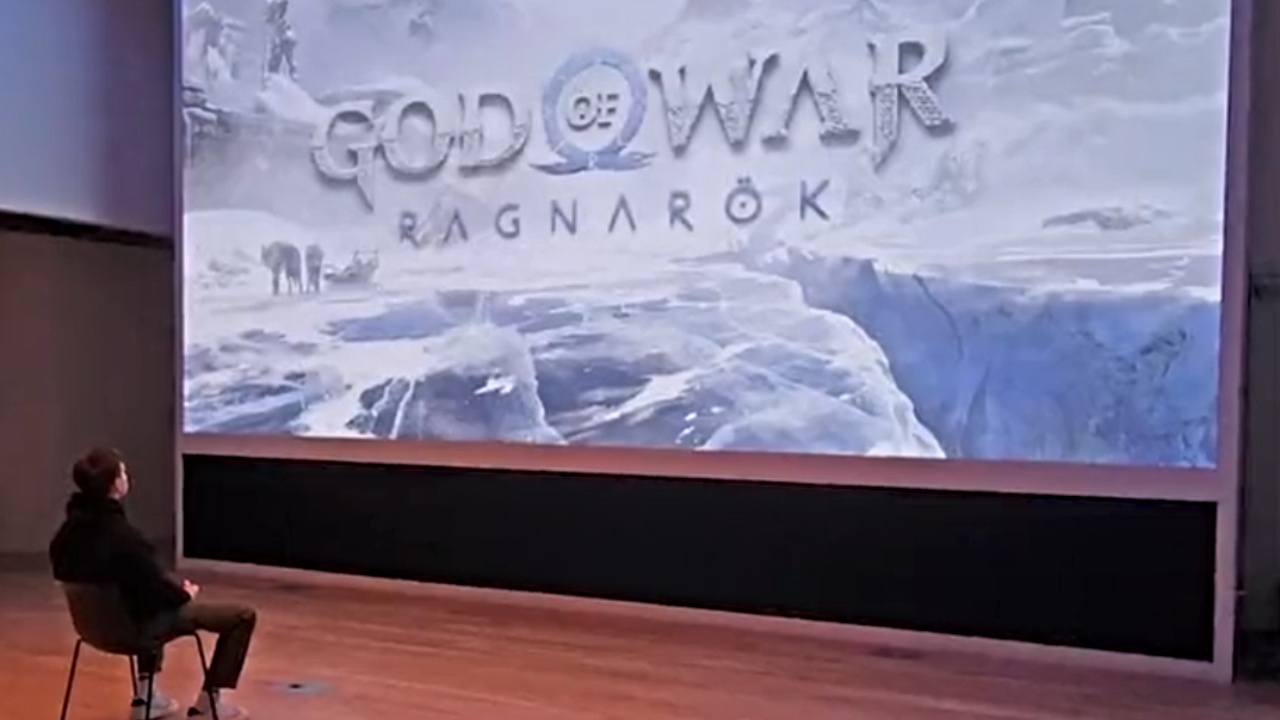 God of War Ragnarok na 420-calowym telewizorze wygląda wspaniale