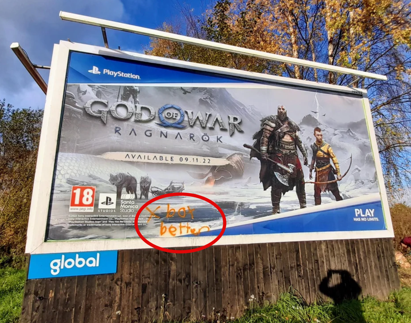 Fanboy Xboxa się nie popisał. Umieścił żenujący napis na plakacie God of War