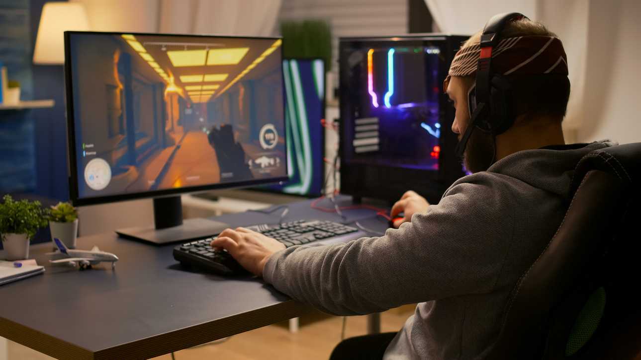 Gracz grający na komputerze w tanie gry