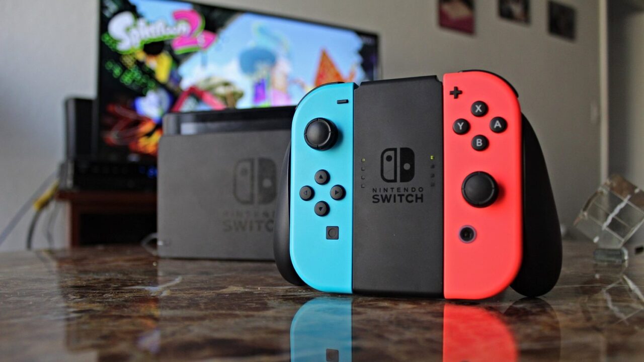 Konsola Nintendo Switch + gra + 12 miesięcy Switch Online taniej